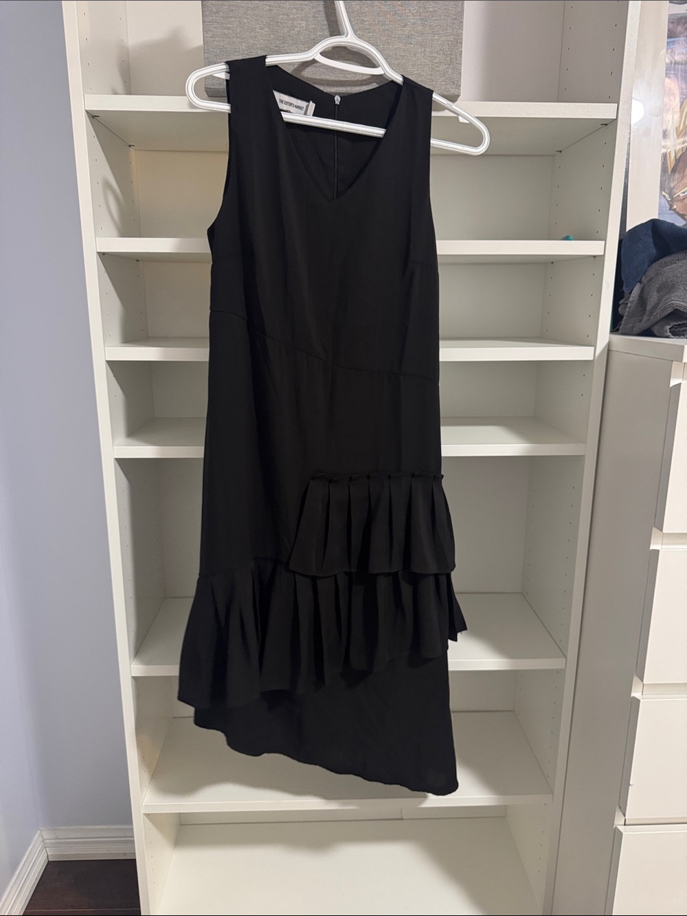 Sleeveless Black V-Neck Ruffle Hem Dress